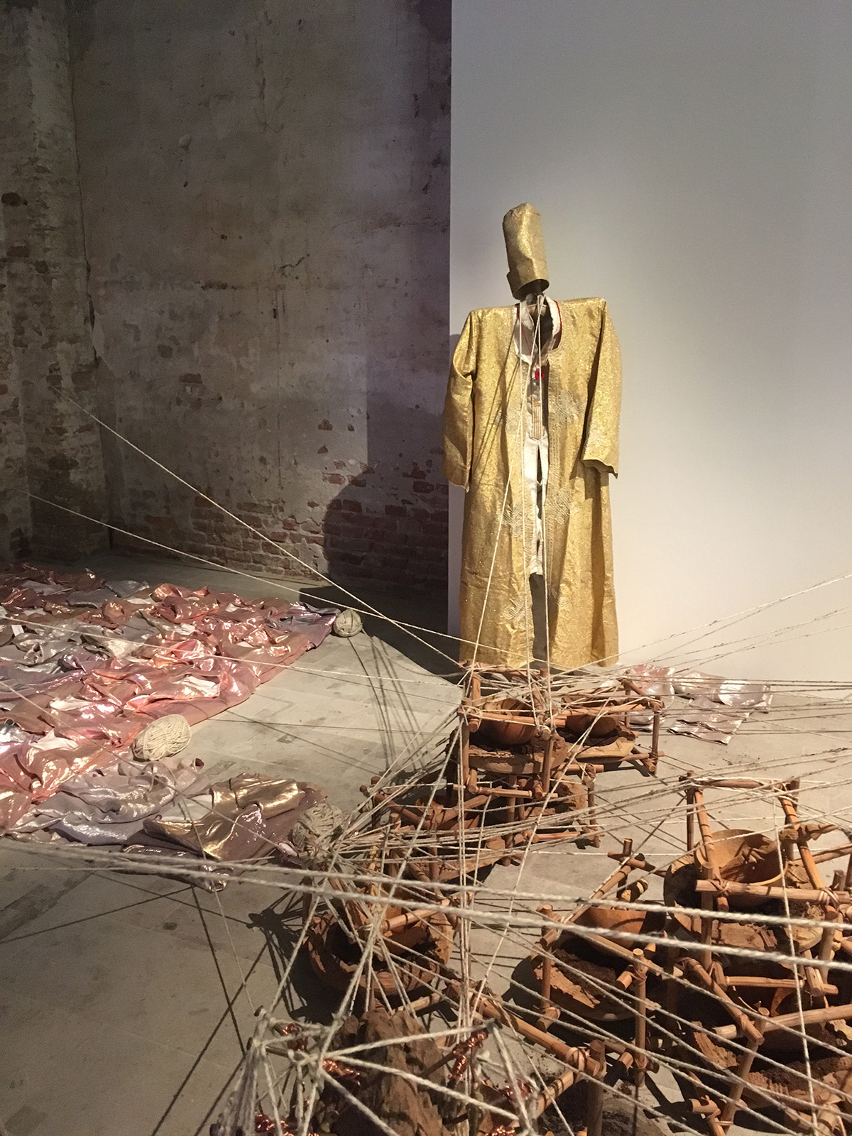 performance-jelili-atiku-biennale-venise-installation