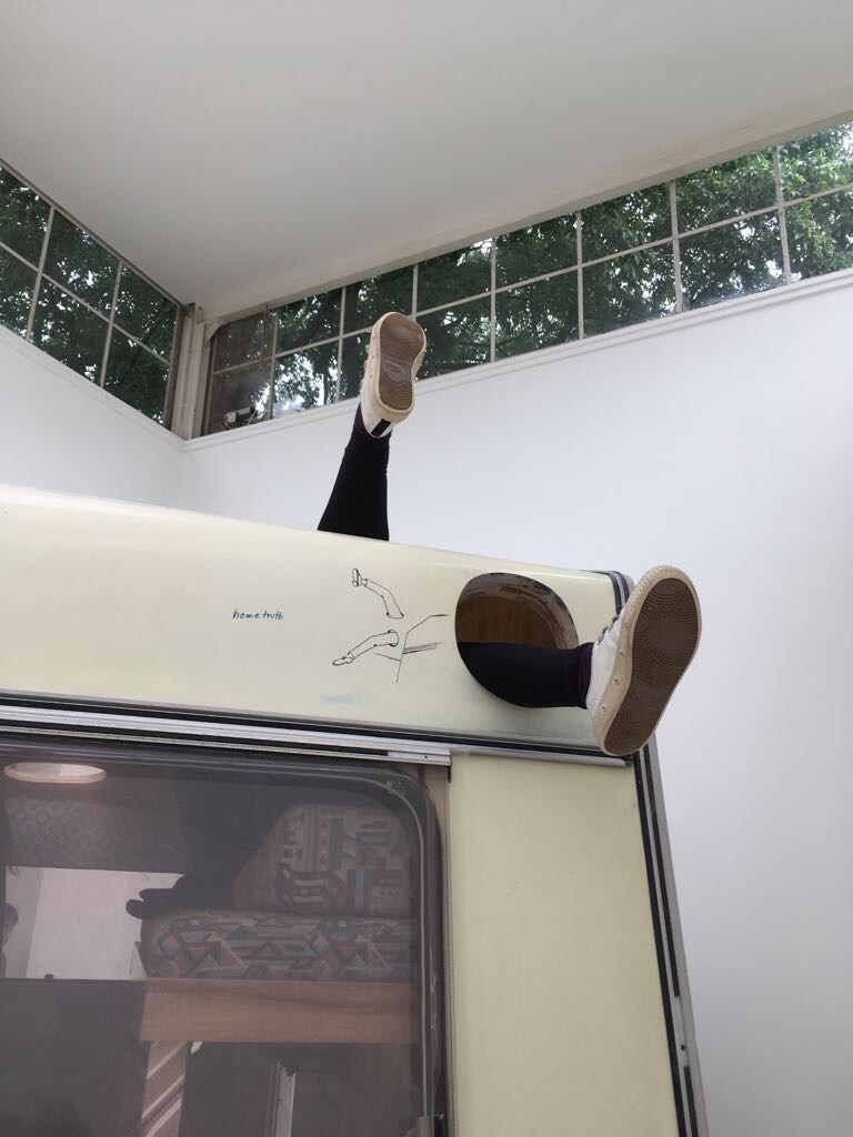 one-minute-sculpture-erwin-wurm-biennale-venise